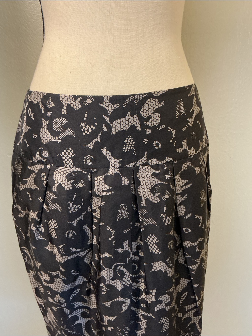 Banana Republic 100 % Silk Skirt Black & Tan Lace Print Lined - Picture 4 of 10